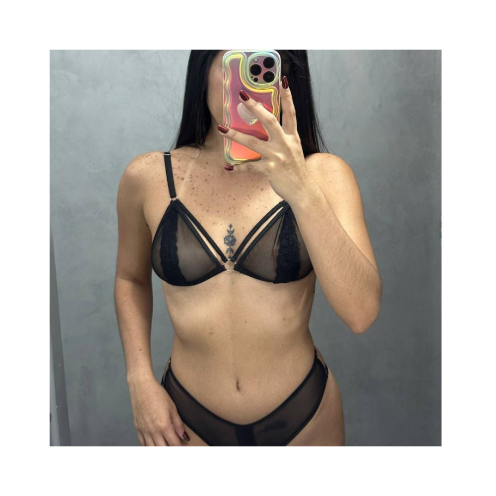 Sujetador y tanga con abertura