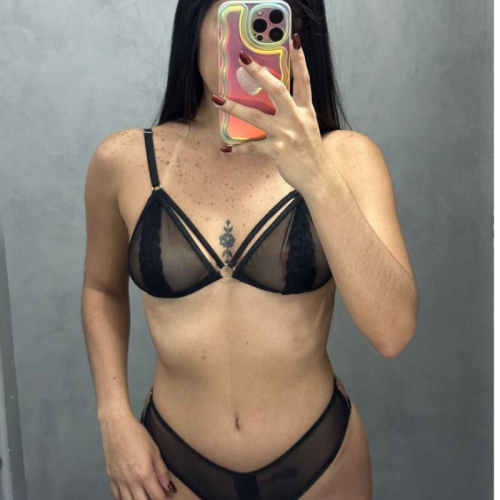 Sujetador y tanga con abertura